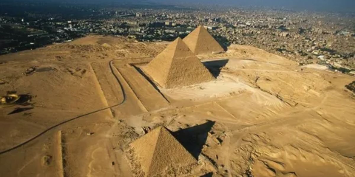 Complexe des Pyramides de Gizeh 3 - Egypt tours portal.jpg