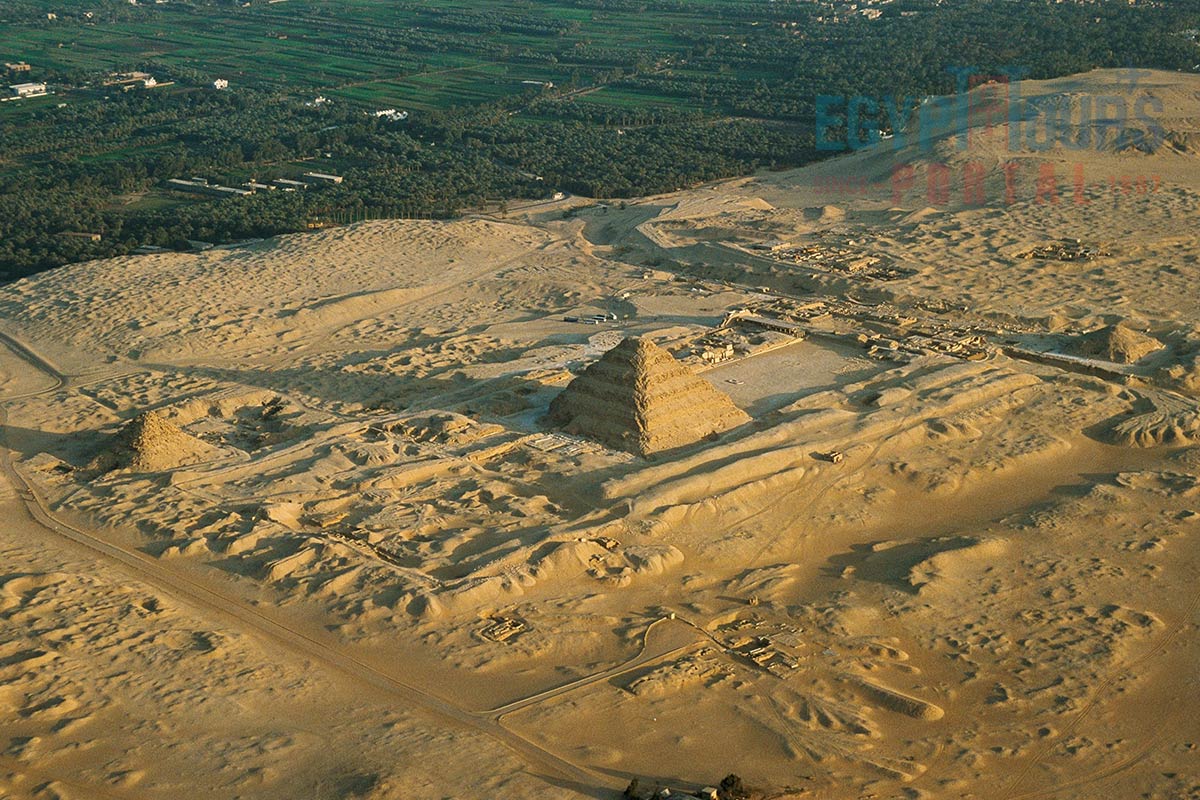 Emplacement de la Pyramide à Degrés de Saqqarah.jpg